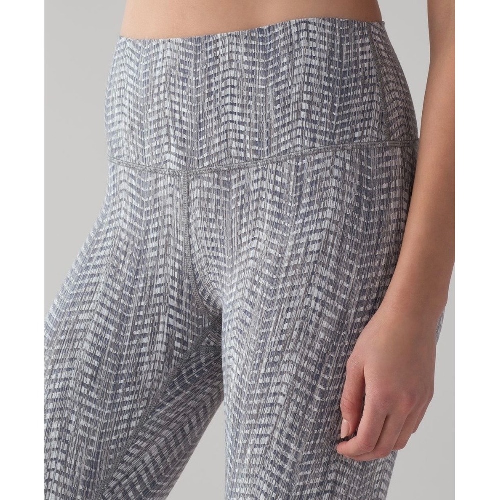 Lululemon High-Rise Luon 25"‎ Leggings Grey White Chevron Print LW6AY5S Size 4